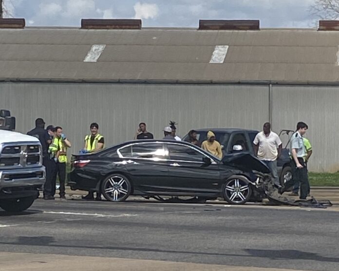 Alexandria: Accident at the intersection of Broadway and Lee